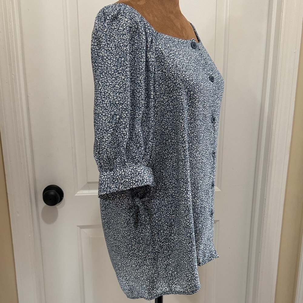 LC Lauren Conrad Free Flowing Ditsy Blue and White  Blouse with Puff Sleeves - Picture 6 of 9